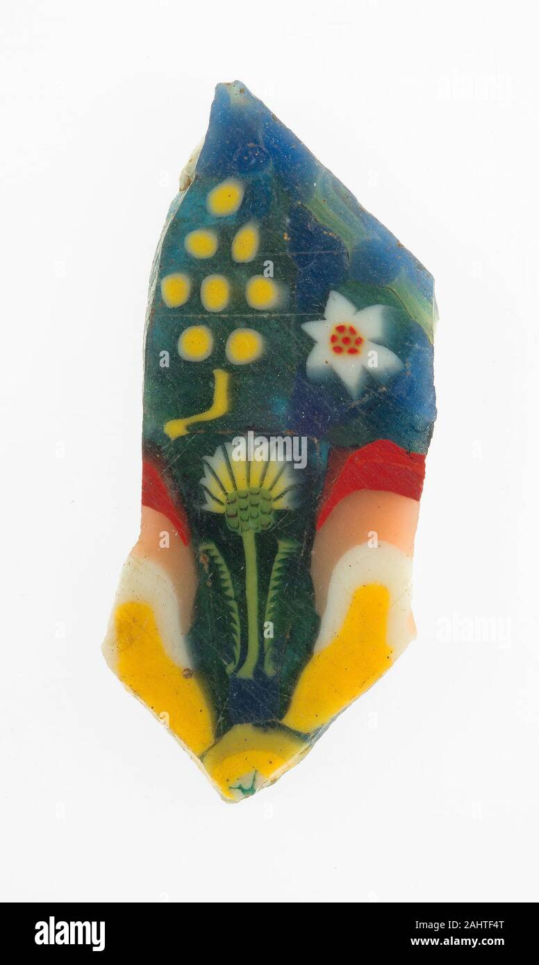 Egypte antique. Fragment d'une plaque Floral. 100 BC-AD 100. L'Égypte. Une technique de mosaïque de verre, verre de la mosaïque a été faite de faisceaux de tiges en verre de couleur qui ont été présentées sous forme d'un schéma puis fusionné avec chaleur dans une canne solide. La canne était réchauffé et étiré pour faire un plus petit modèle compact. De nombreuses pièces presque identiques pourraient être réduits à partir d'une seule canne et alors disposé en incrustations. Paires d'incrustations de verre de la même rod pourraient être joints pour faire des compositions symétriques. Banque D'Images