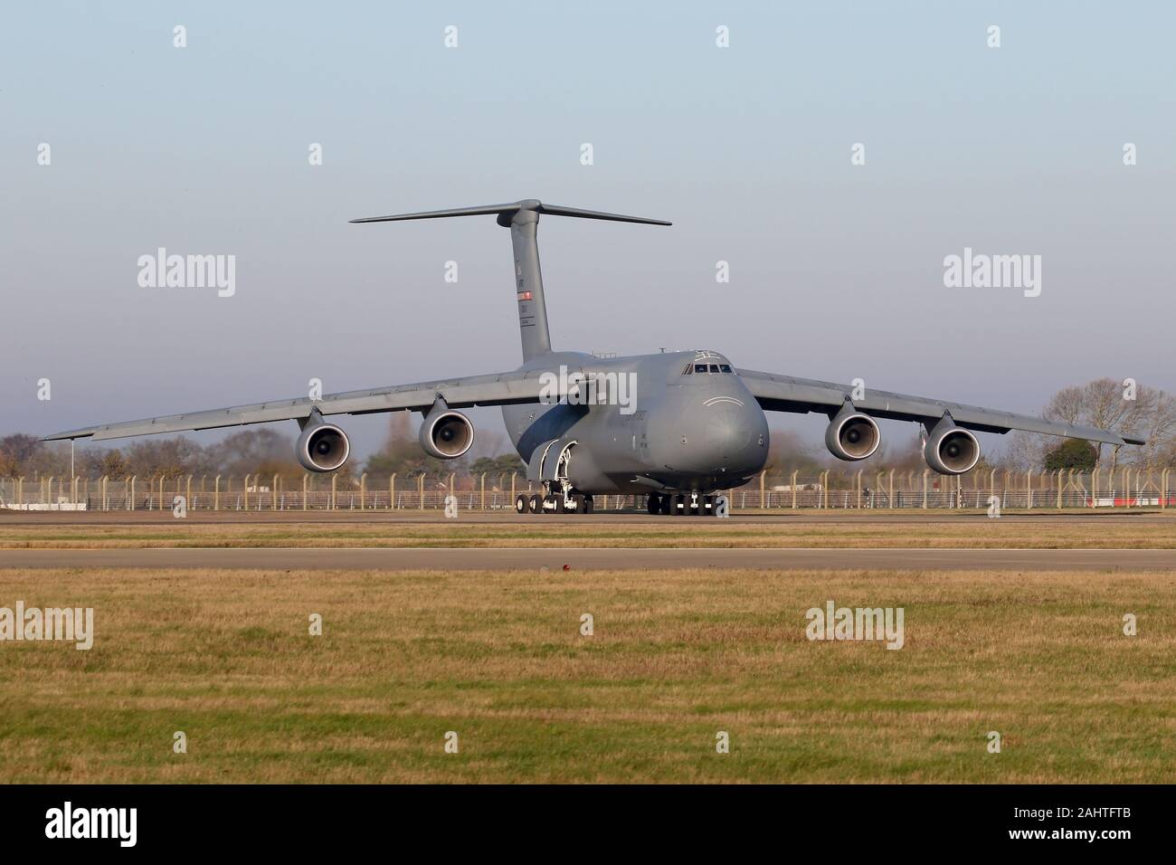US Air Force Reserve C-5M Super Galaxy RAF Mildenhall au départ par un beau matin. Banque D'Images