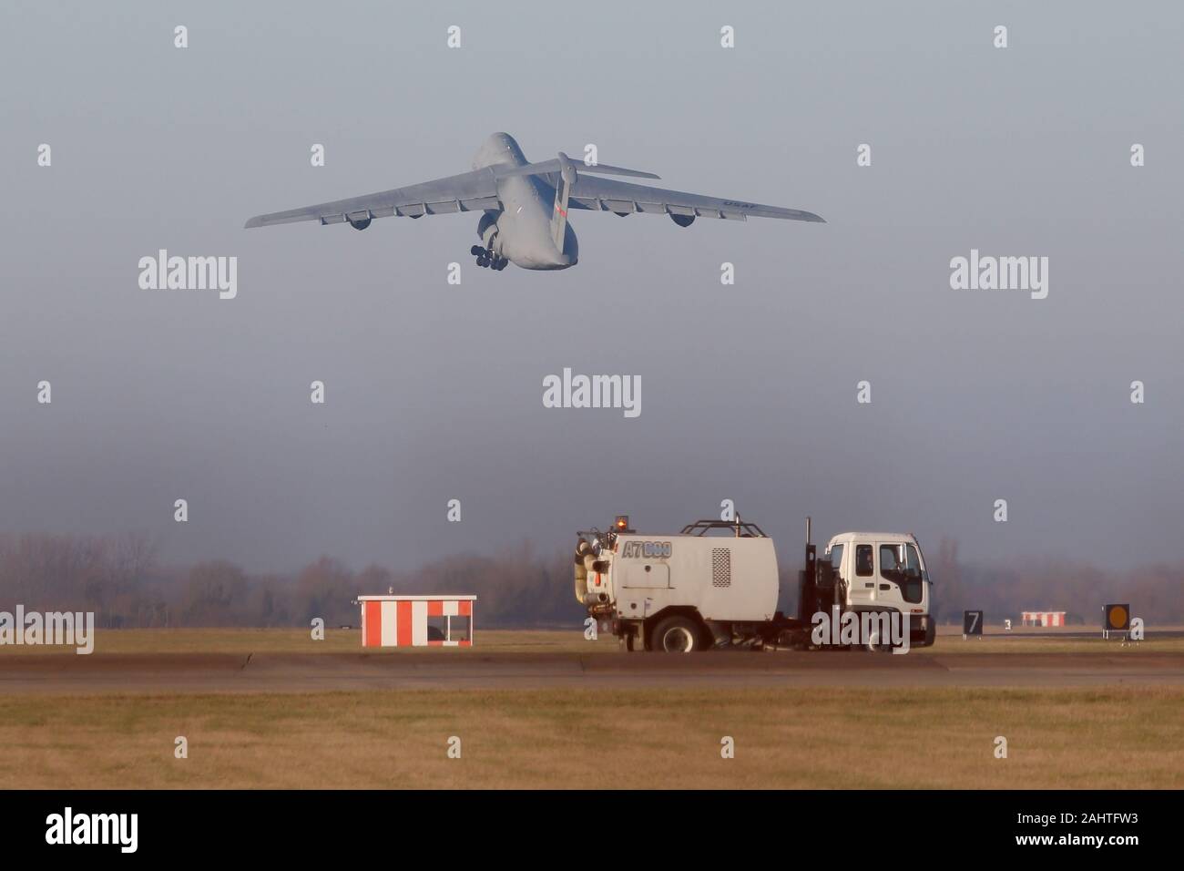 US Air Force Reserve C-5M Super Galaxy RAF Mildenhall au départ par un beau matin. Banque D'Images