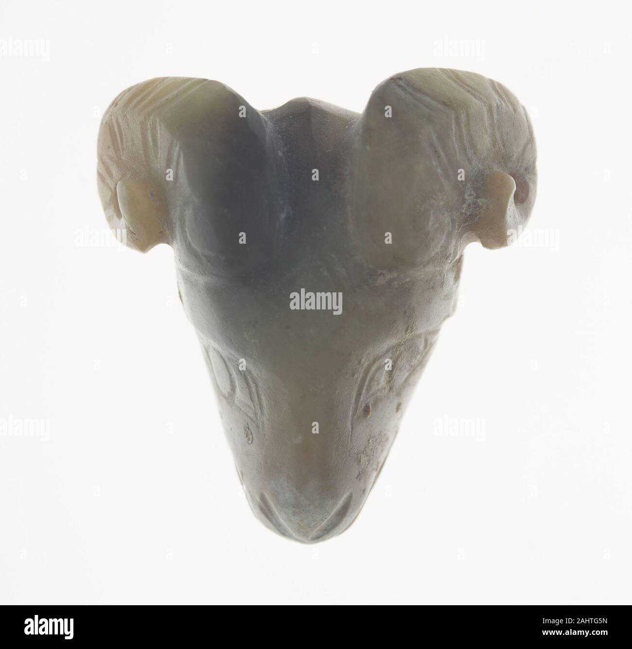 Pendentif avec la tête de vérin. 1300-1000 av. J.-C.-B. La Chine. Jade Banque D'Images