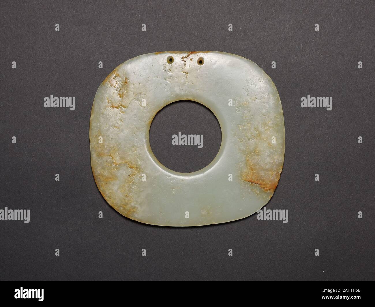 Disque carré avec coins arrondis. 3500 av. J.-C.-B. 2500. La Chine. Jade Banque D'Images