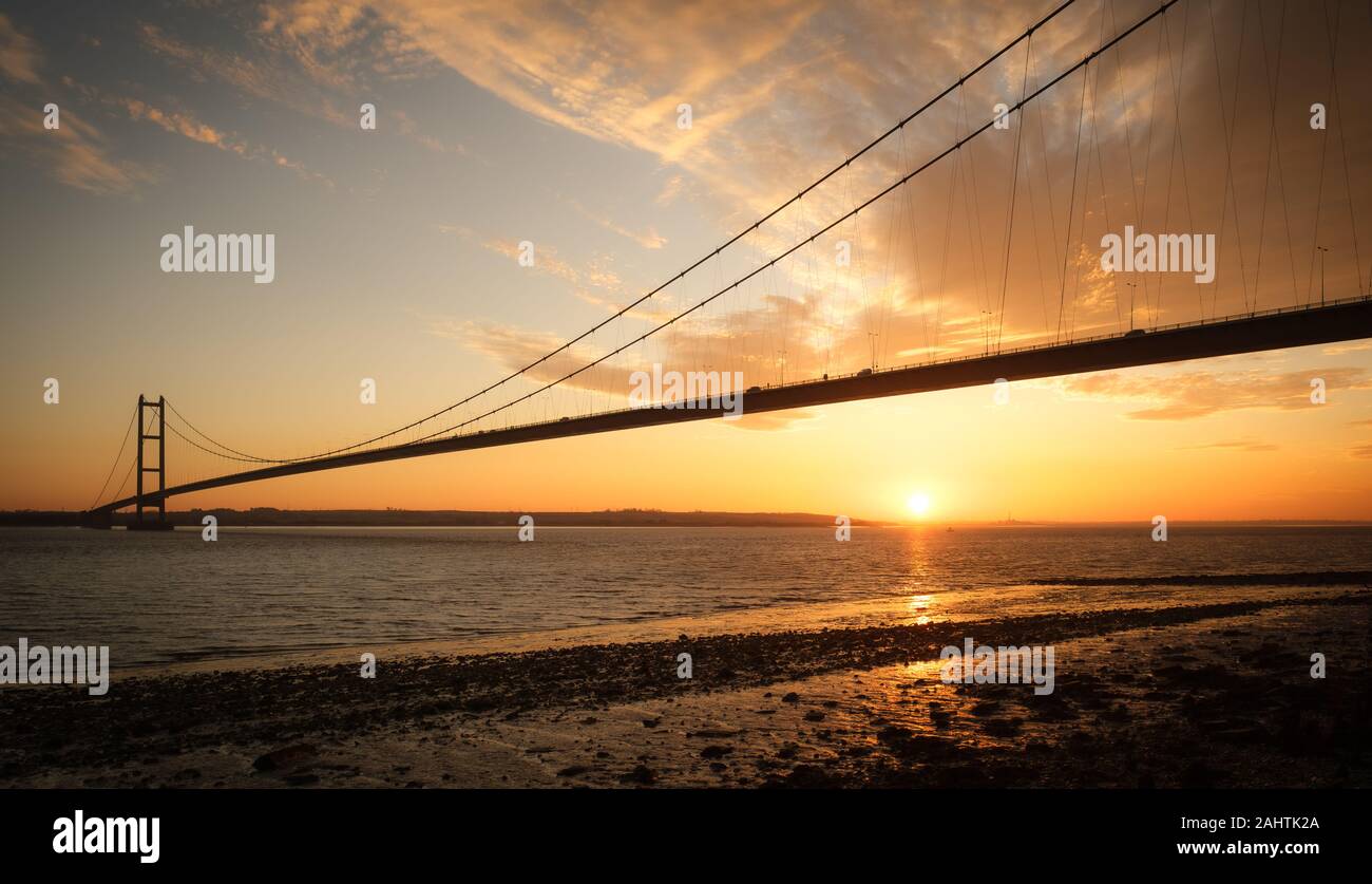 Soleil au-dessous du pont Humber, East Riding of Yorkshire Banque D'Images