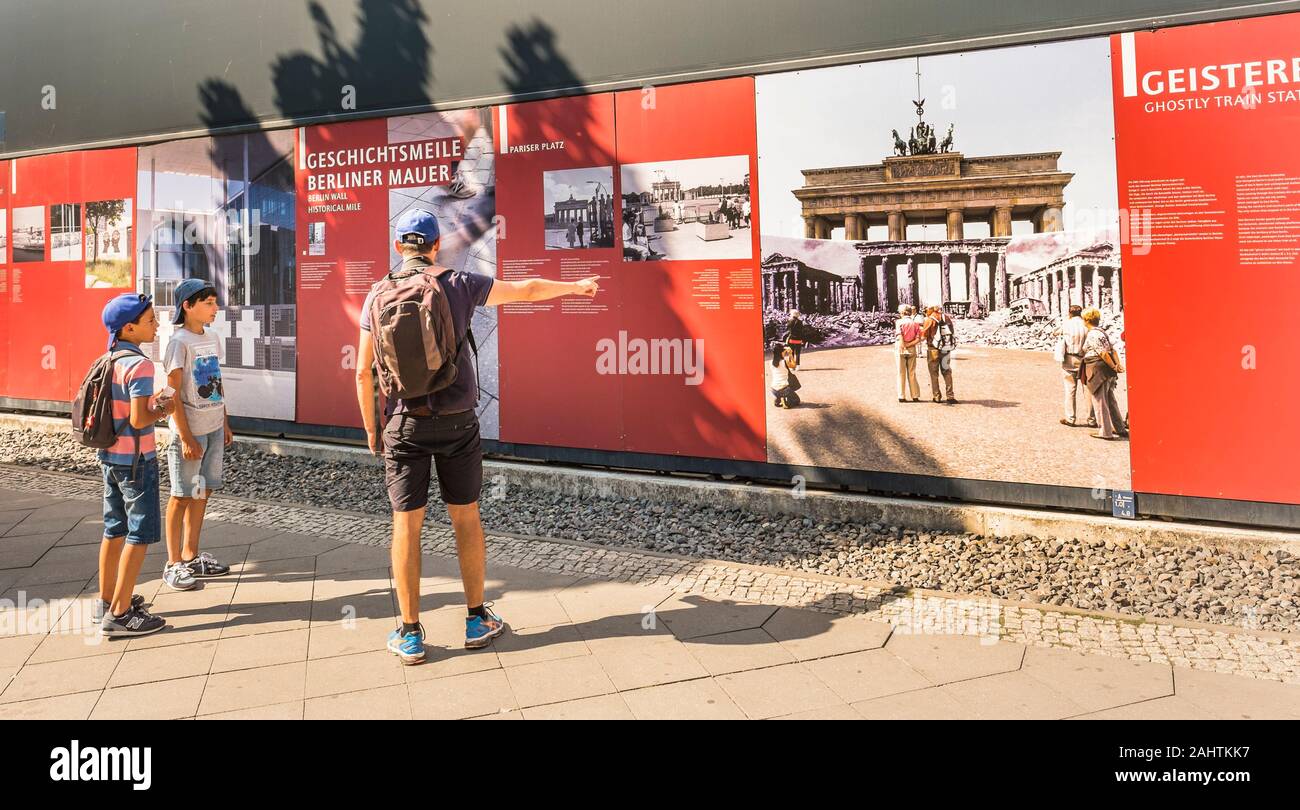 Père et fils au mur de Berlin histoire mile Banque D'Images