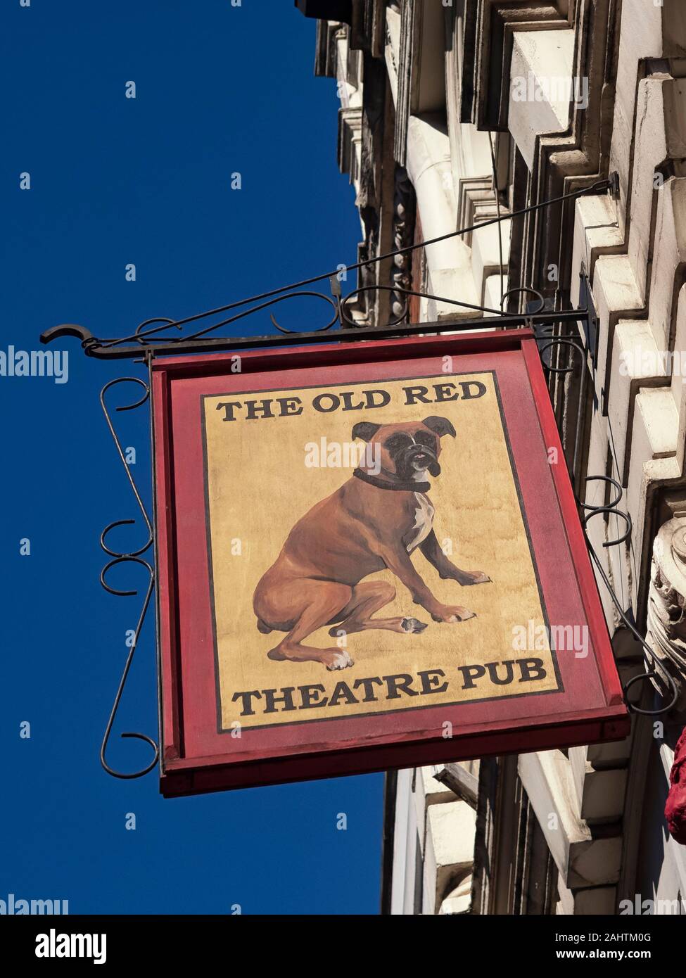 LONDRES, Royaume-Uni - 27 SEPTEMBRE 2018 : panneau au-dessus du pub Old Red Lion Theatre à St John Street, Islinton Banque D'Images