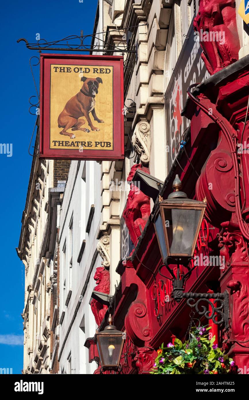 LONDRES, Royaume-Uni - 27 SEPTEMBRE 2018 : panneau au-dessus du pub Old Red Lion Theatre à St John Street, Islington Banque D'Images