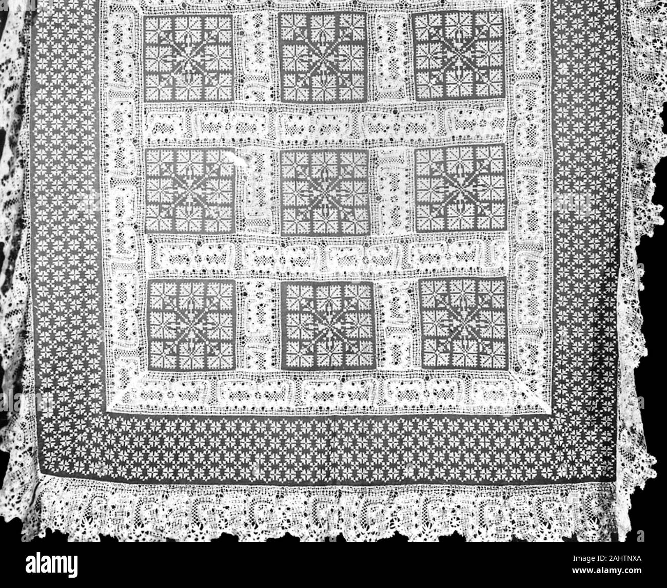 Couvercle. 1875-1900. La Russie. Carrés de coton, à armure toile, brodé en croix et points de croix double ; joints à des insertions de , bobbin tout droit ; dentelle bordé de lin, dentelle droite bobine Banque D'Images