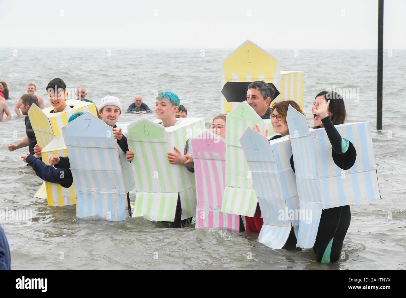 Lyme Regis, dans le Dorset, UK. 1er janvier 2020. Des centaines de New Years Day ramblers en robe de prendre la mer pour la baignade à fente de Lyme Lyme Regis dans le Dorset au profit de l'Hôpital du comté de Dorset de bienfaisance. Crédit photo : Graham Hunt/Alamy Live News Banque D'Images