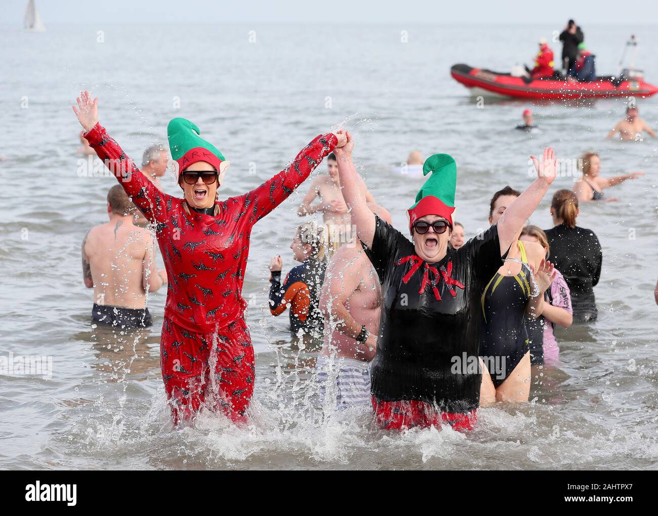 Claire Harris (à gauche) et conseiller du comté de Wicklow Aoife Flynn Kennedy prendre part à l'assemblée le jour de l'an charité nager sur le front de mer de Bray Co. Wicklow. Banque D'Images