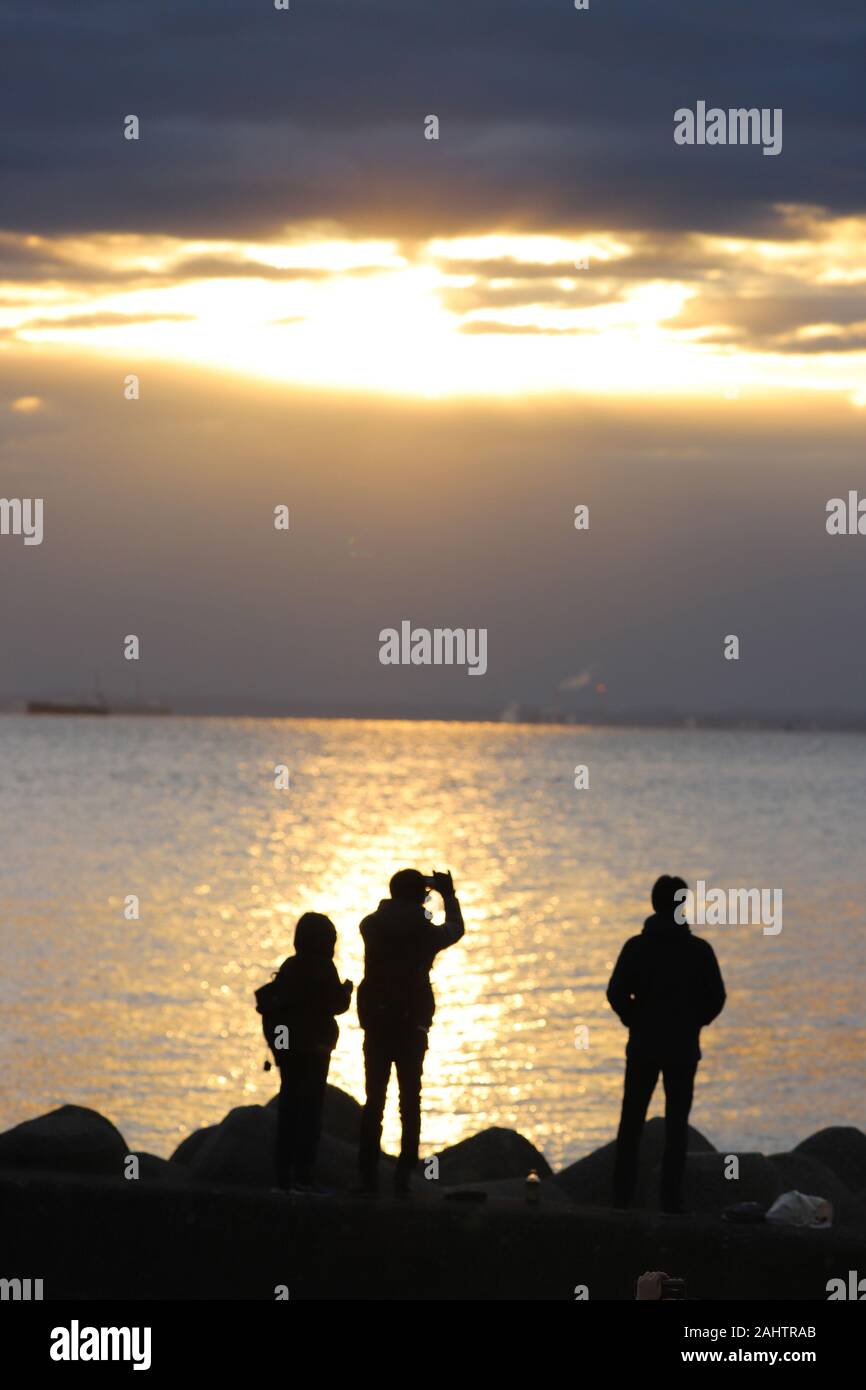 Tokyo, Japon. 1er janvier, 2020. Les gens regarder le lever du soleil qui apparaît derrière les nuages sur le jour de l'an sur une plage à Tokyo le mercredi, Janvier 1, 2020. Des millions de Japonais visiter sanctuaires et temples pour célébrer la nouvelle année. Credit : Yoshio Tsunoda/AFLO/Alamy Live News Banque D'Images