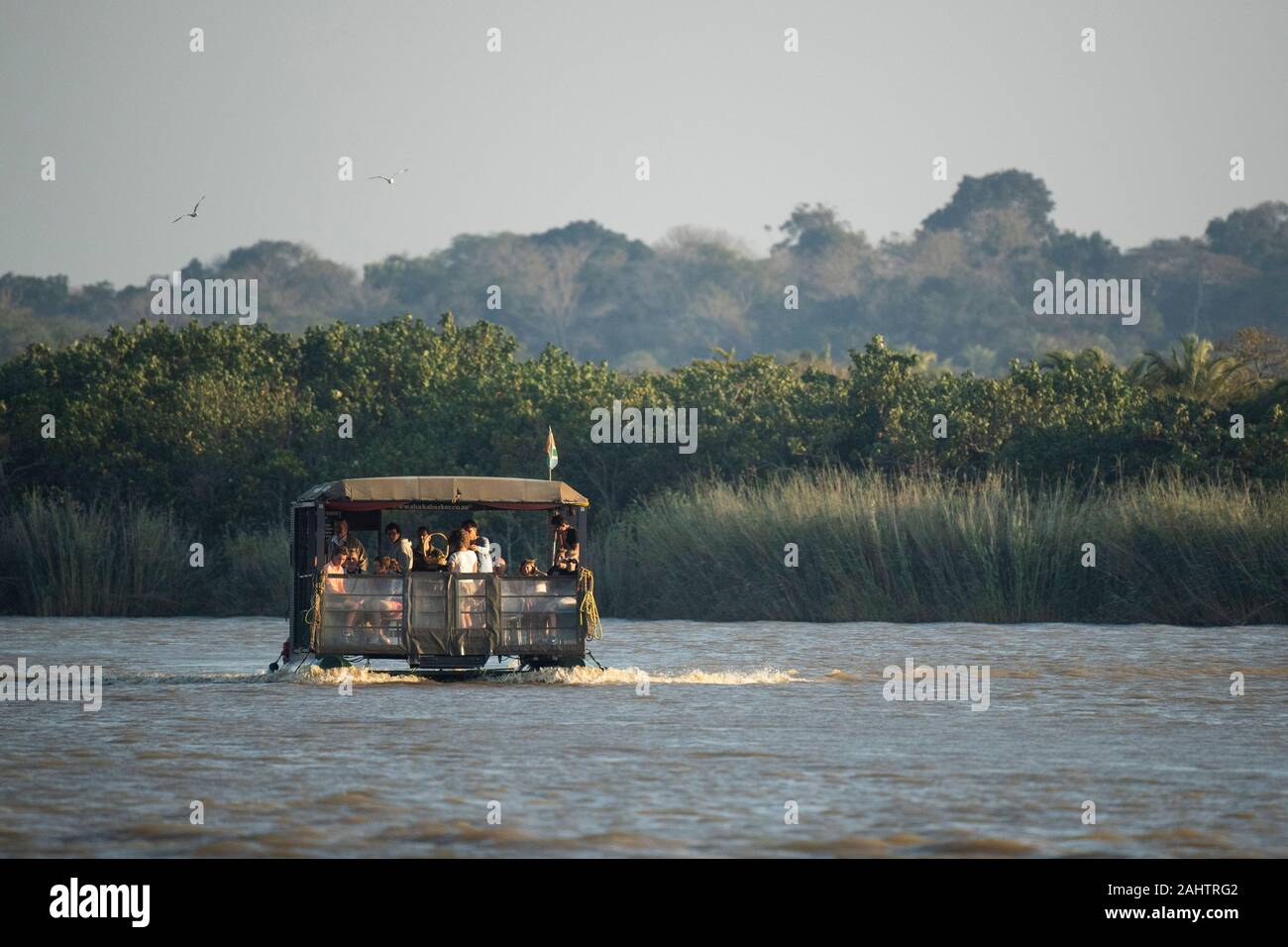 Bateau de tourisme sur le lac St Lucia, parc iSimangaliso Wetland Park, Afrique du Sud Banque D'Images