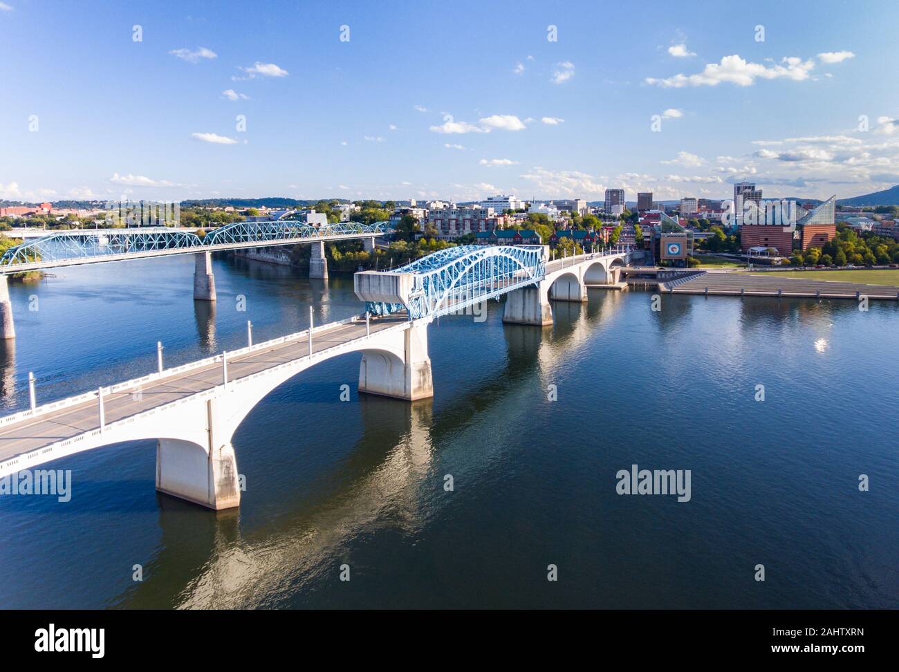 Chattanooga, TN - 8 octobre, 2019 : Vue aérienne de la ville de Chattanooga le long de la rivière Tennessee Banque D'Images