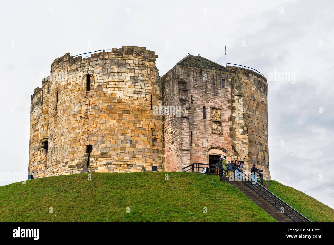 Entrée principale de l'ANGLETERRE YORK YORK CASTLE UN CHÂTEAU NORMAND MÉDIÉVAL CONNU SOUS LE NOM DE Cliffords Tower Banque D'Images