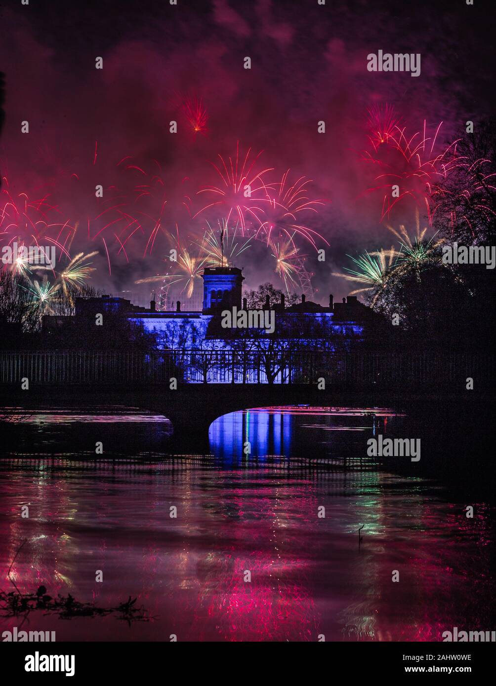 D'artifice à Londres est en cours avec la nouvelle année de 2020 commence Banque D'Images