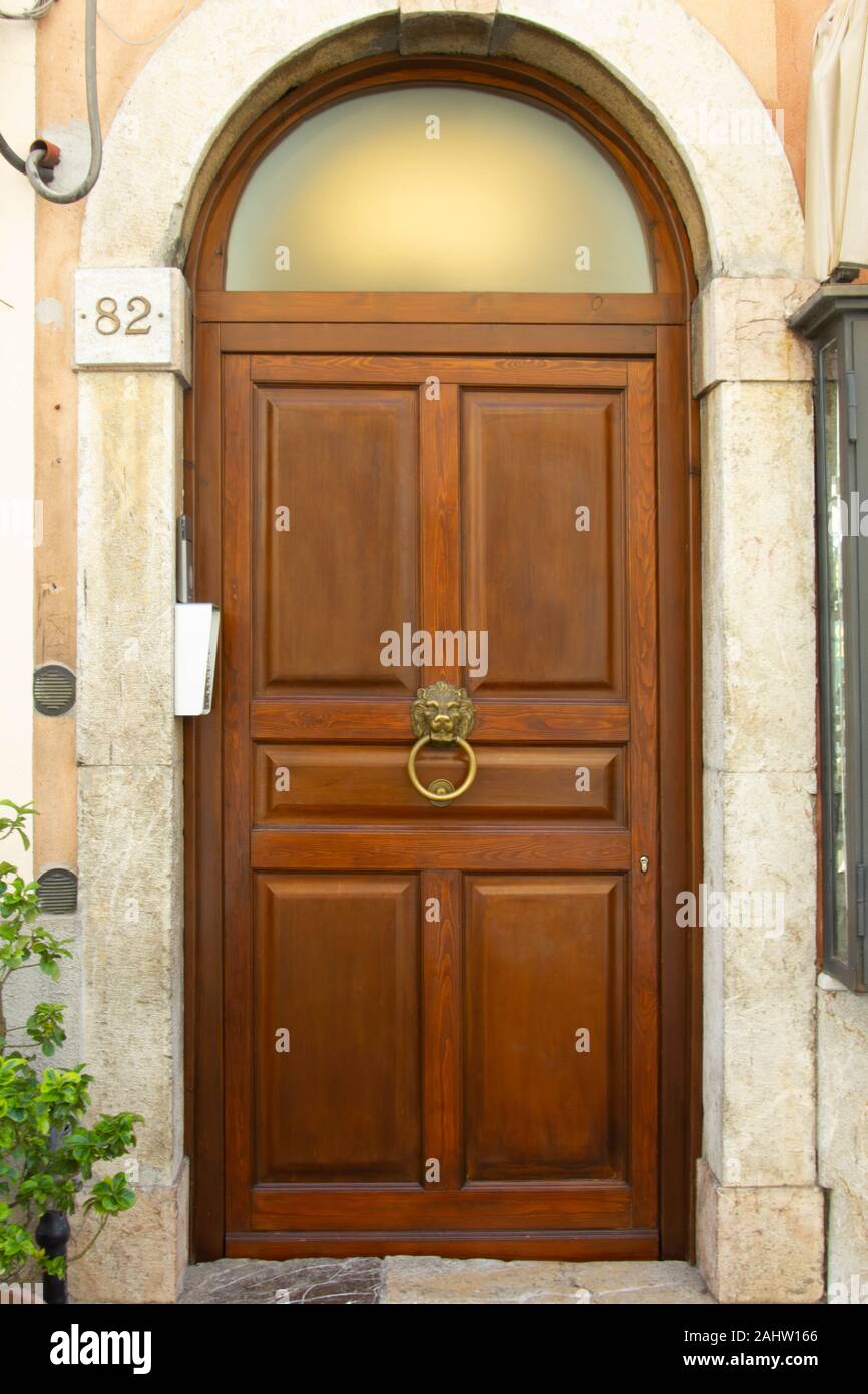 La porte de l'italien. Italienne en bois porte dans centre historique de la ville de Taormina Banque D'Images