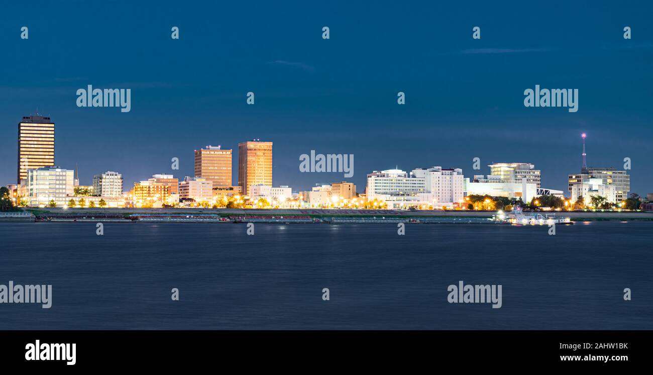 Night Skyline de Baton Rouge, Louisiane à travers le fleuve du Mississippi Banque D'Images
