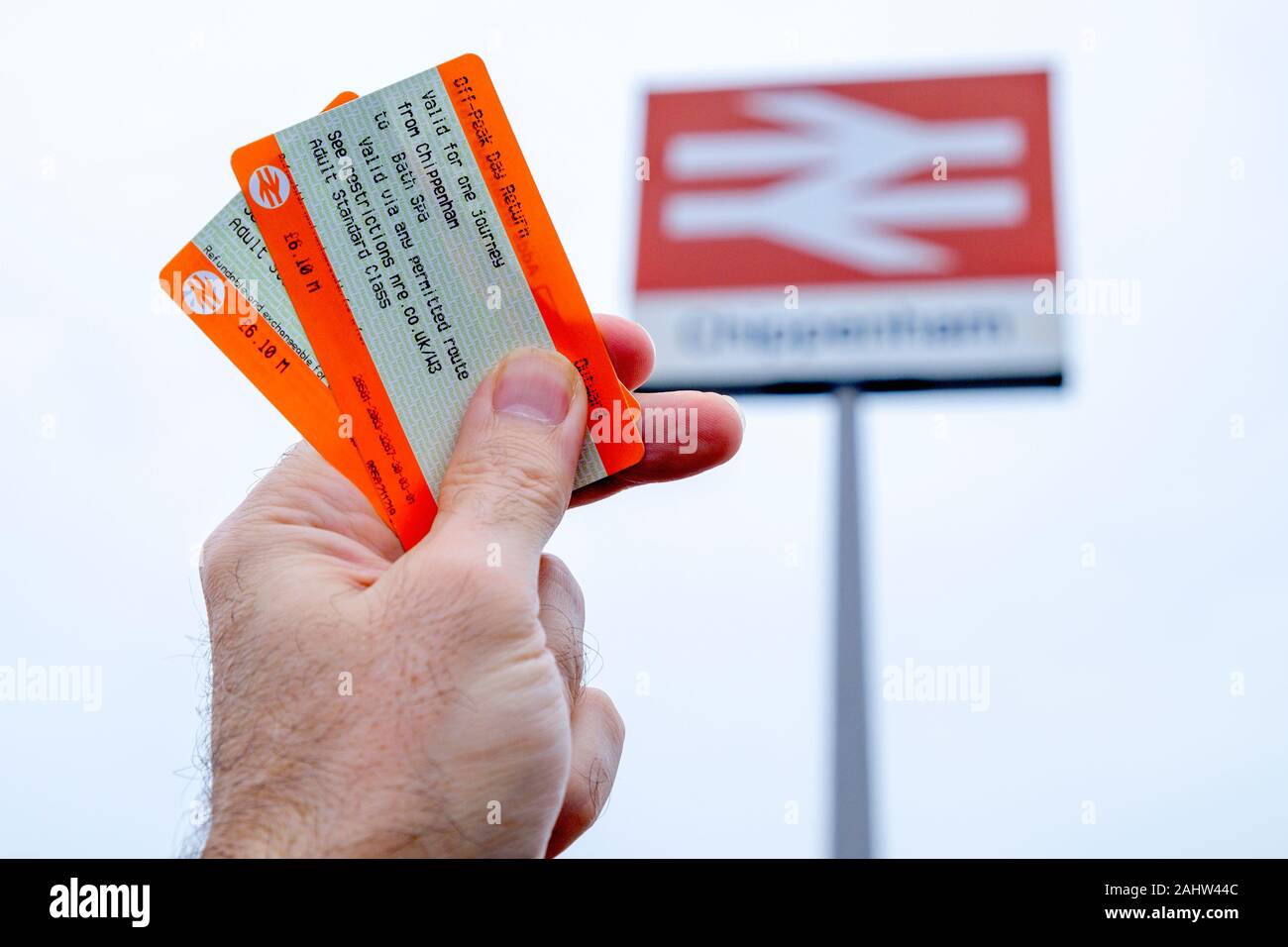 Comme les tarifs des chemins de fer britanniques sont dues à l'invoque le 2 Jan 2020 Les billets de train sont représentés comme ils sont détenus jusqu'à l'avant d'un British Rail Station sign Banque D'Images