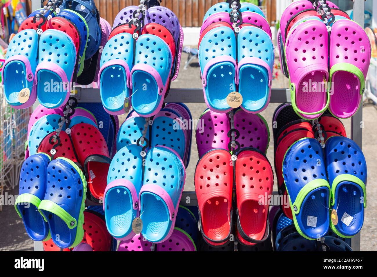 Chaussures style Croc à vendre plage extérieure boutique, l'embarcadère, Westward Ho ! Devon, Angleterre, Royaume-Uni Banque D'Images