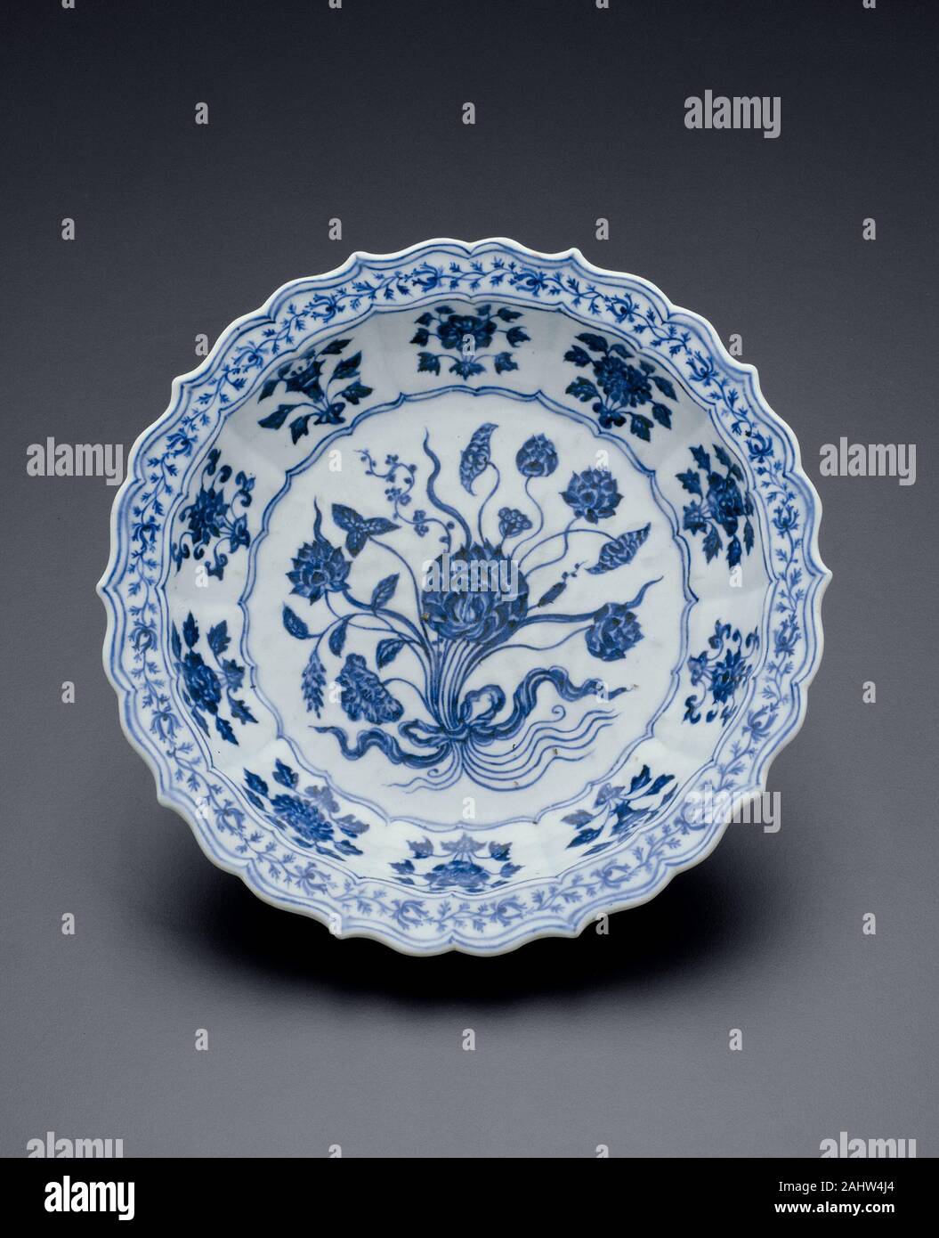 Plat lobé avec bouquet de Lotus et Saggitaria. 1426-1435. La Chine. Porcelaine peinte en bleu sous glaçure Banque D'Images