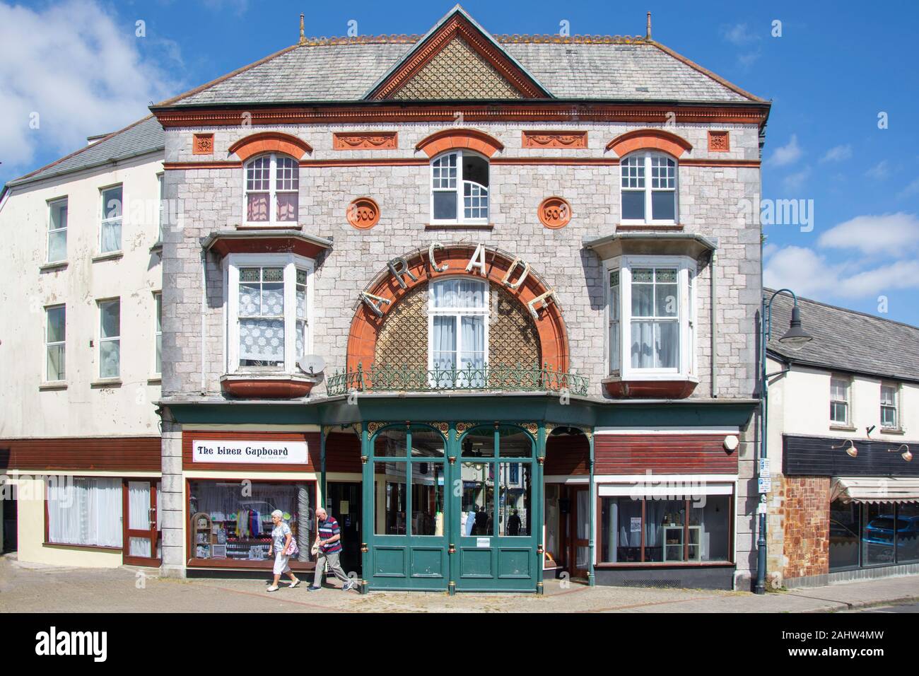 Entrée de l'Arcade de l'époque victorienne, Fore Street, Okehampton, Devon, Angleterre, Royaume-Uni Banque D'Images