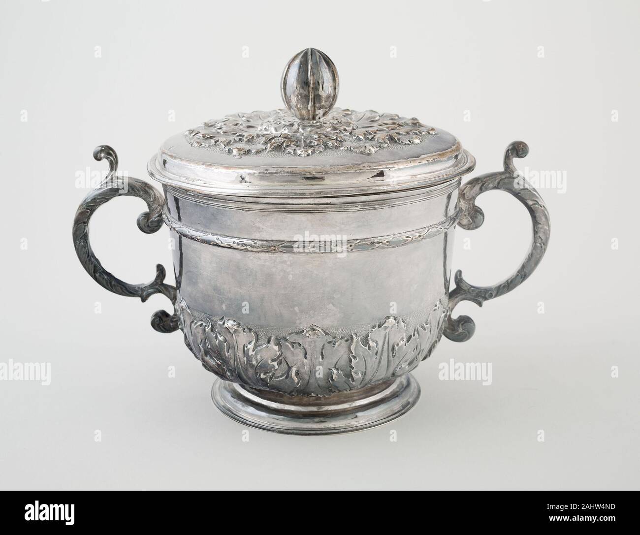 Two-Handled tasse avec couvercle. 1684-1685. Londres. Silver Banque D'Images