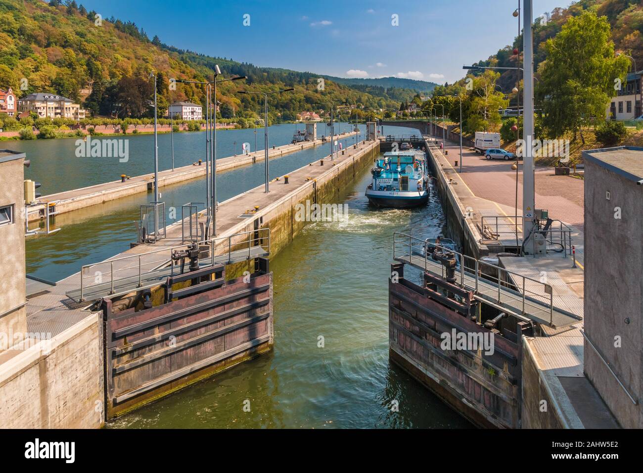 Belle vue de la serrure sur le Neckar à Heidelberg, Allemagne sur une belle journée d'été. Un navire est dans la chambre et attend que de fermer la porte et de... Banque D'Images