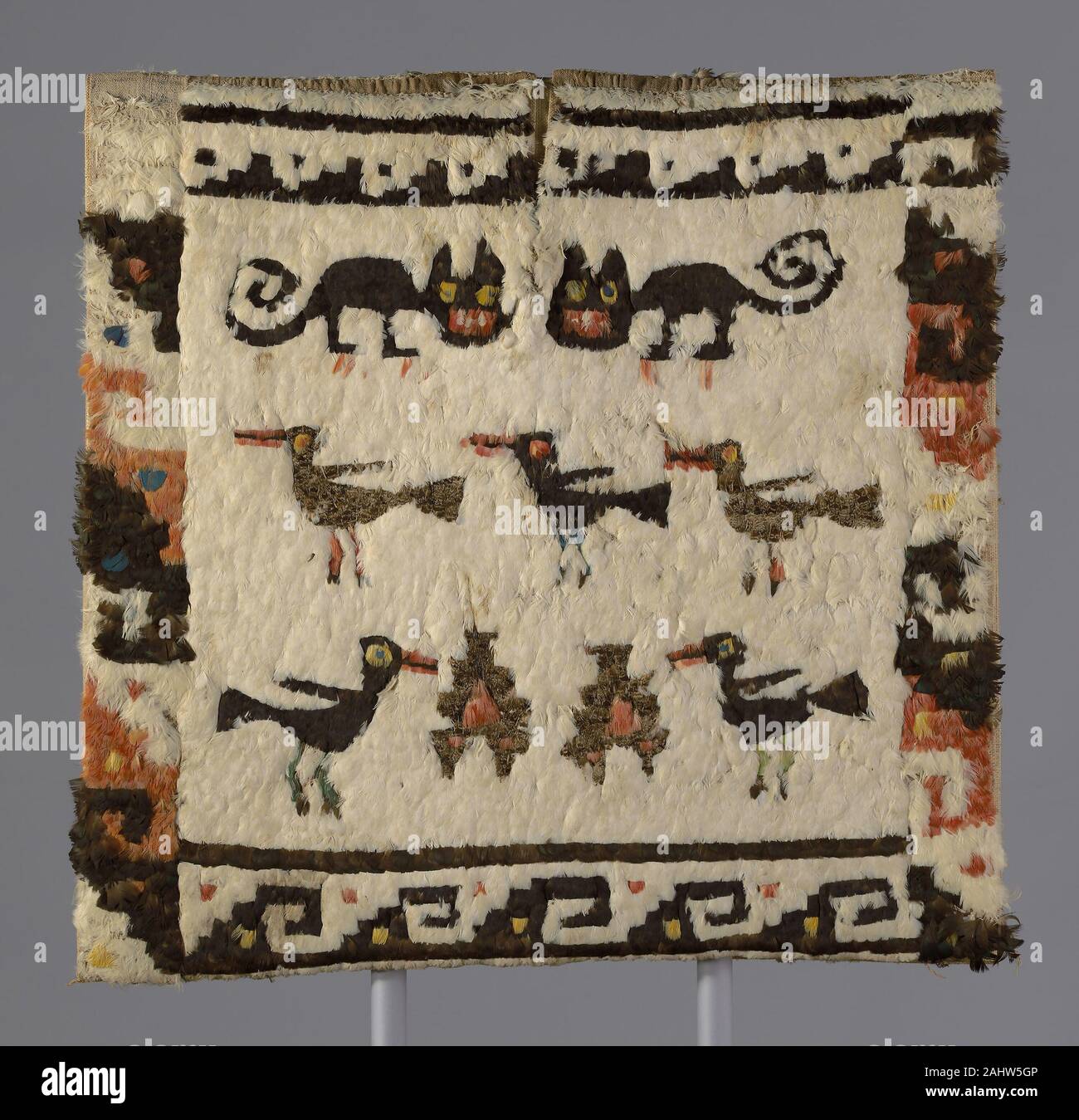 Chimú. Tunique à plumes. 1470-1532. Le Pérou. Du coton, à armure toile, ornée de plumes nouées et attaché avec du coton par temps couvert de suture l'un des plus extraordinaires travaille à l'Institut d'art collection de textiles archéologiques, cette tunique à plumes a été créé par des tisserands Chimú dans le nord du Pérou en 1470/1532. Le genou-longueur, sans manches vêtement est composé d'un tissu en coton doux complètement caché par des milliers de plumes de couleur vive. Ces panaches convoité ont été prises à partir de aras, perroquets, toucans, cotingas, et tangaras de les forêts tropicales de l'Amérique du Sud. Parce que le Banque D'Images