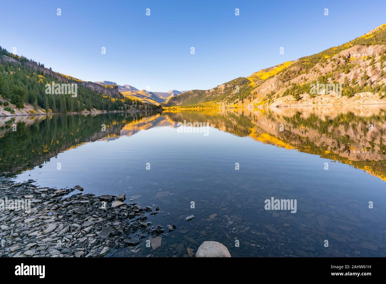 Reflet de trembles sur le Lac de San Cristobal dans les montagnes de San Juan au Colorado Banque D'Images