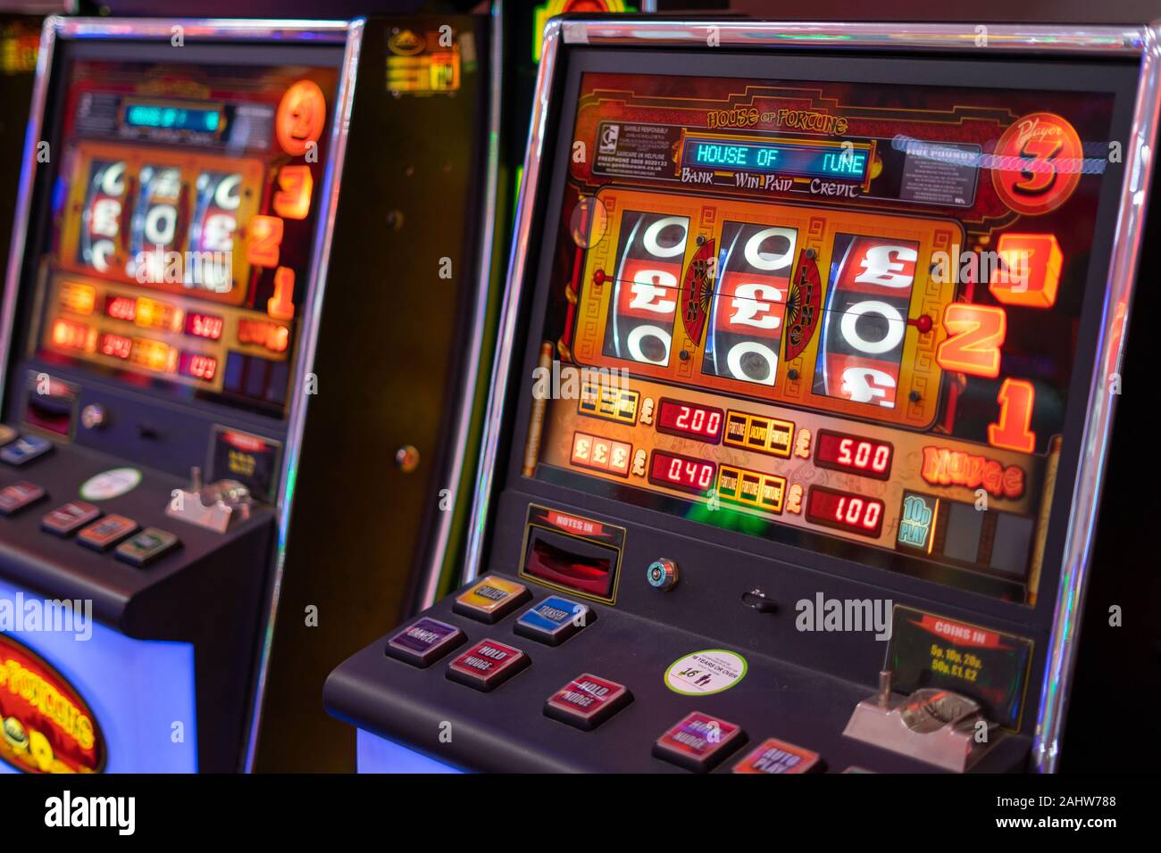 Deux machines à sous ou machines à sous côte à côte dans un casino Banque D'Images