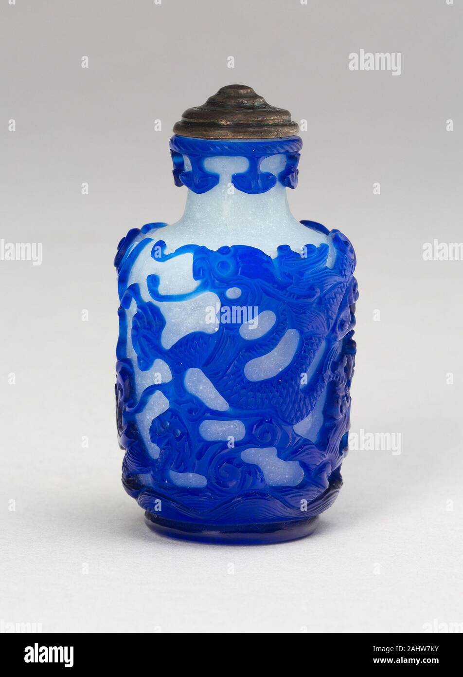 Tabac à priser bouteille avec deux Five-Clawed Dragons au-dessus des vagues. 1790-1850. La Chine. Sur fond bleu ; verre tempête misty sol Banque D'Images