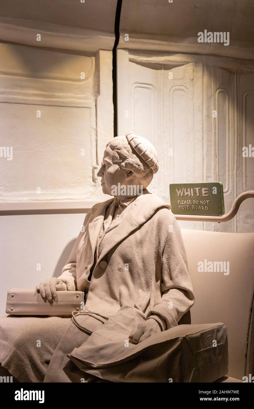 Modèle de Rosa Parks défier la ségrégation bus commande au Birmingham Civil Rights Institute à Birmingham, AL, USA Banque D'Images