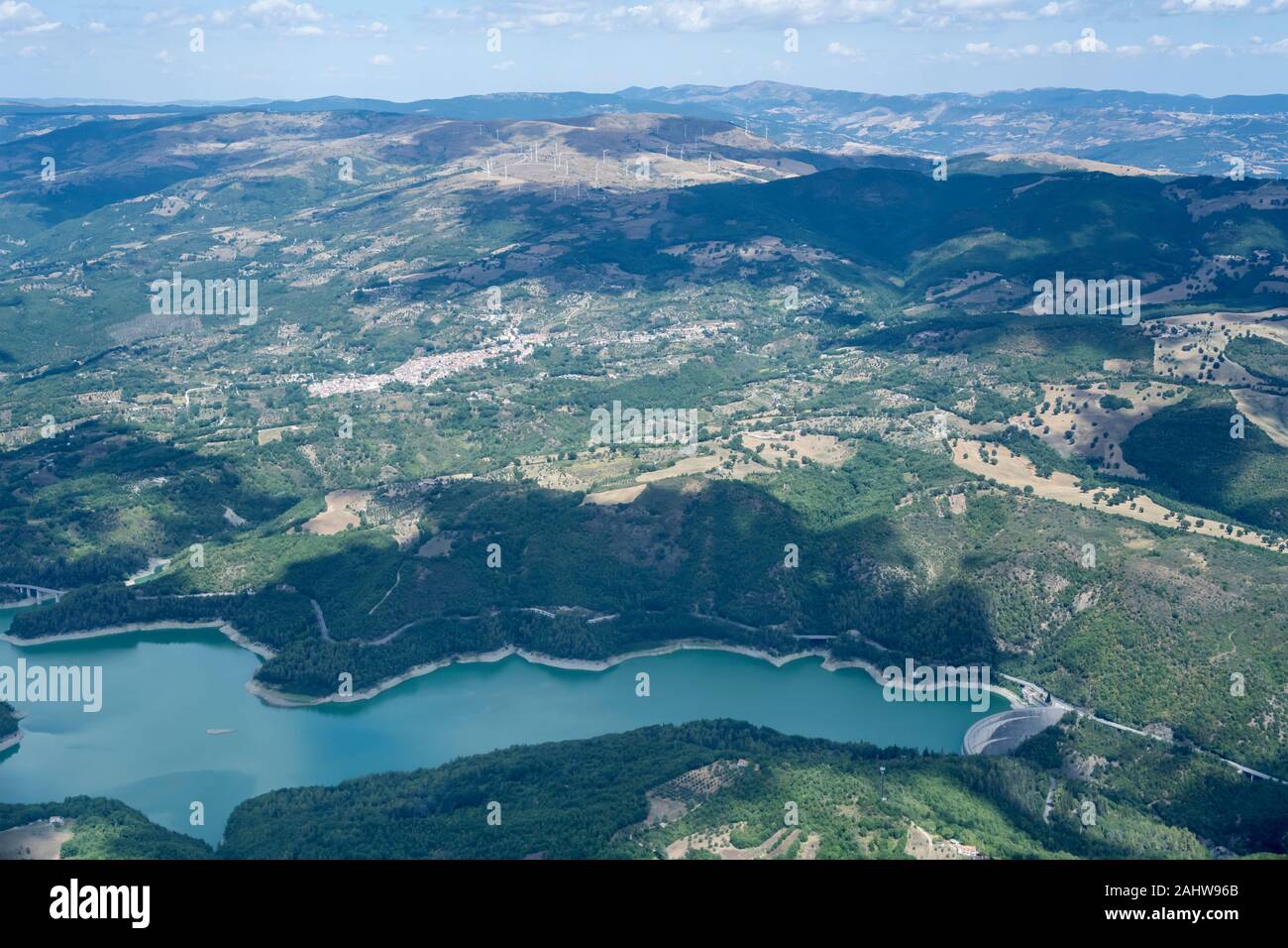 Par antenne, d'un petit avion, de Pertusillo et lac barrage dans la vallée de l'Agroalimentaire, tourné en lumière l'été lumineux de l'orient, Potenza, Basilicate, Italie Banque D'Images