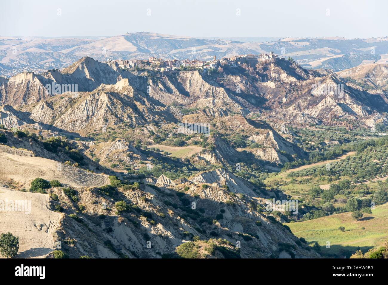 Paysage du sud de l'Apennin avec village en haut d'un grand ravin, tourné dans des conditions de lumière d'été à S. Arcangelo, Potenza, Basilicate, Italie Banque D'Images