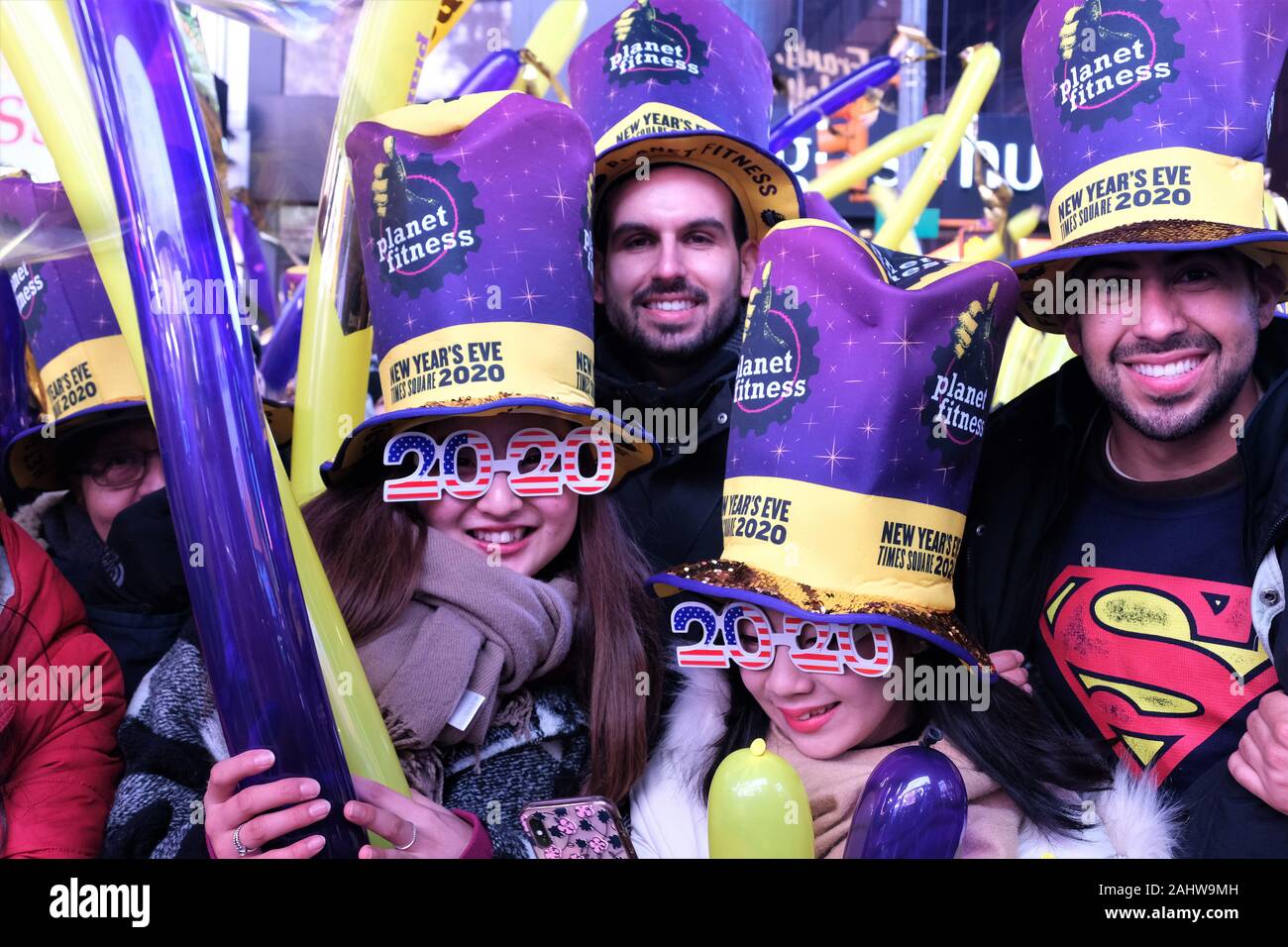 En attendant le fameux fêtards ball drop pour fêter la nouvelle année à Times Square. Banque D'Images