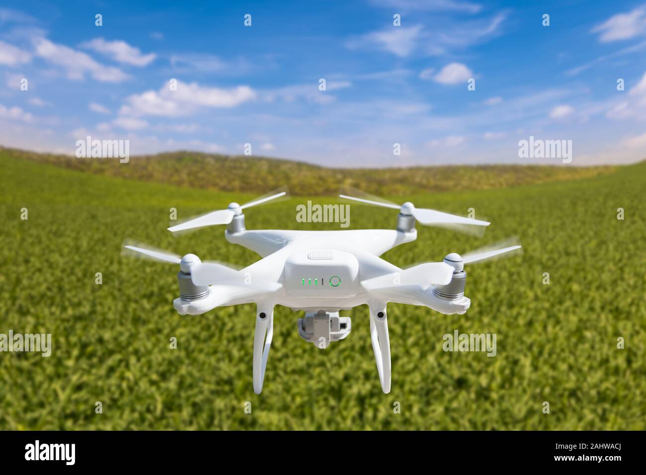 Drone Avion sans pilote aux commandes et la collecte de données sur les terres agricoles du pays. Banque D'Images