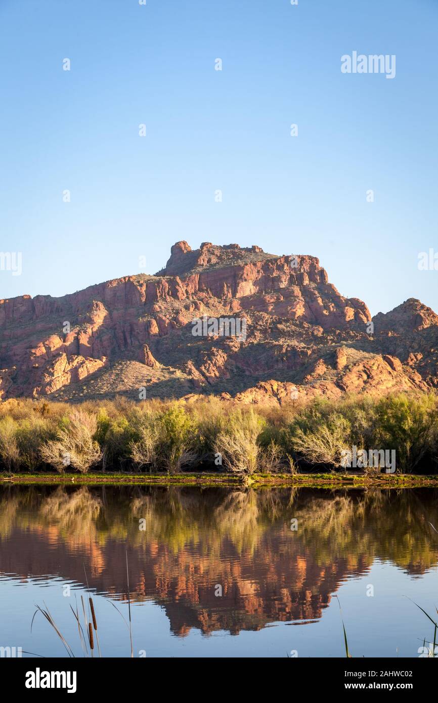 Reflet de la montagne dans la rivière Salt en Arizona. Banque D'Images