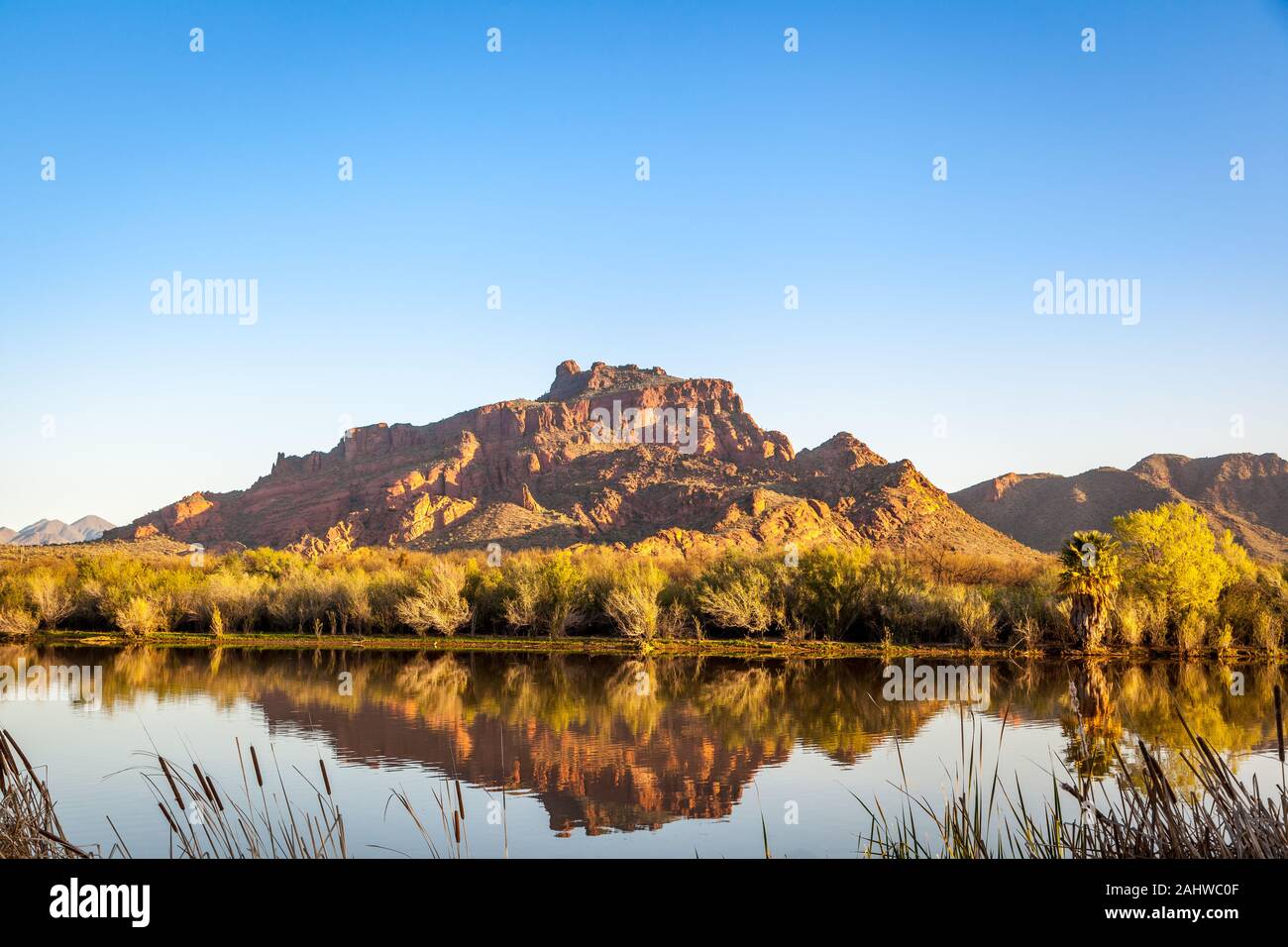 Reflet de la montagne dans la rivière Salt en Arizona. Banque D'Images