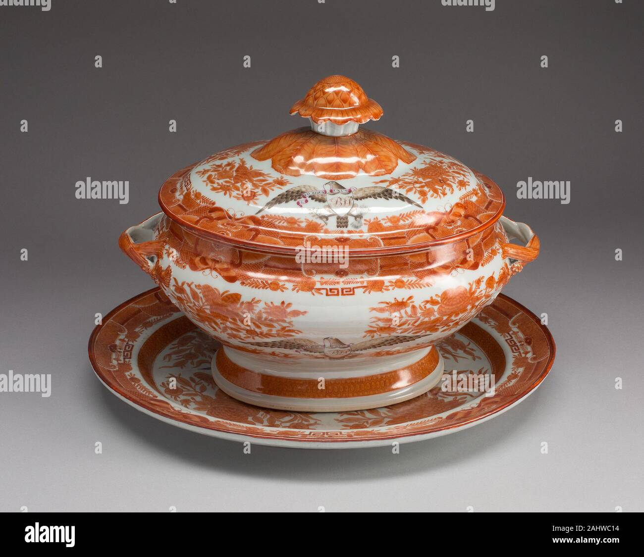 Soupière couverte et plateau. 1800-1815. La Chine. Cette porcelaine soupière est à partir d'un service administré par Elias Morgan (1770-1812) du Connecticut. Le jeu de Morgan, l'affichage des armoiries à l'origine utilisés par ses ancêtres gallois, est l'un des rares services d'emblèmes héraldiques faite pour le marché américain. Banque D'Images