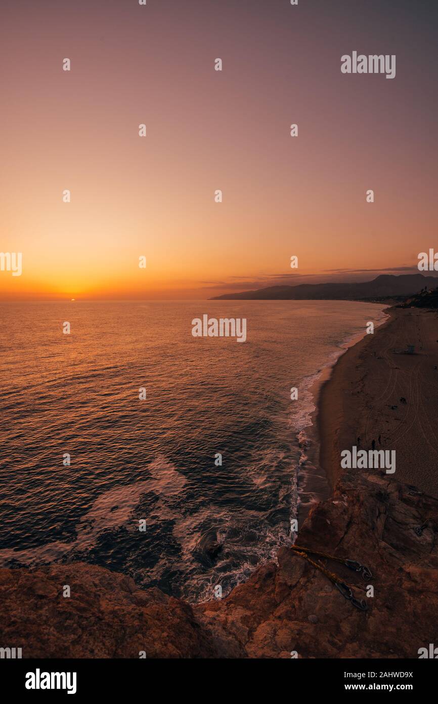 Vue du coucher de soleil du point Dume State Beach, dans la région de Malibu, Californie Banque D'Images