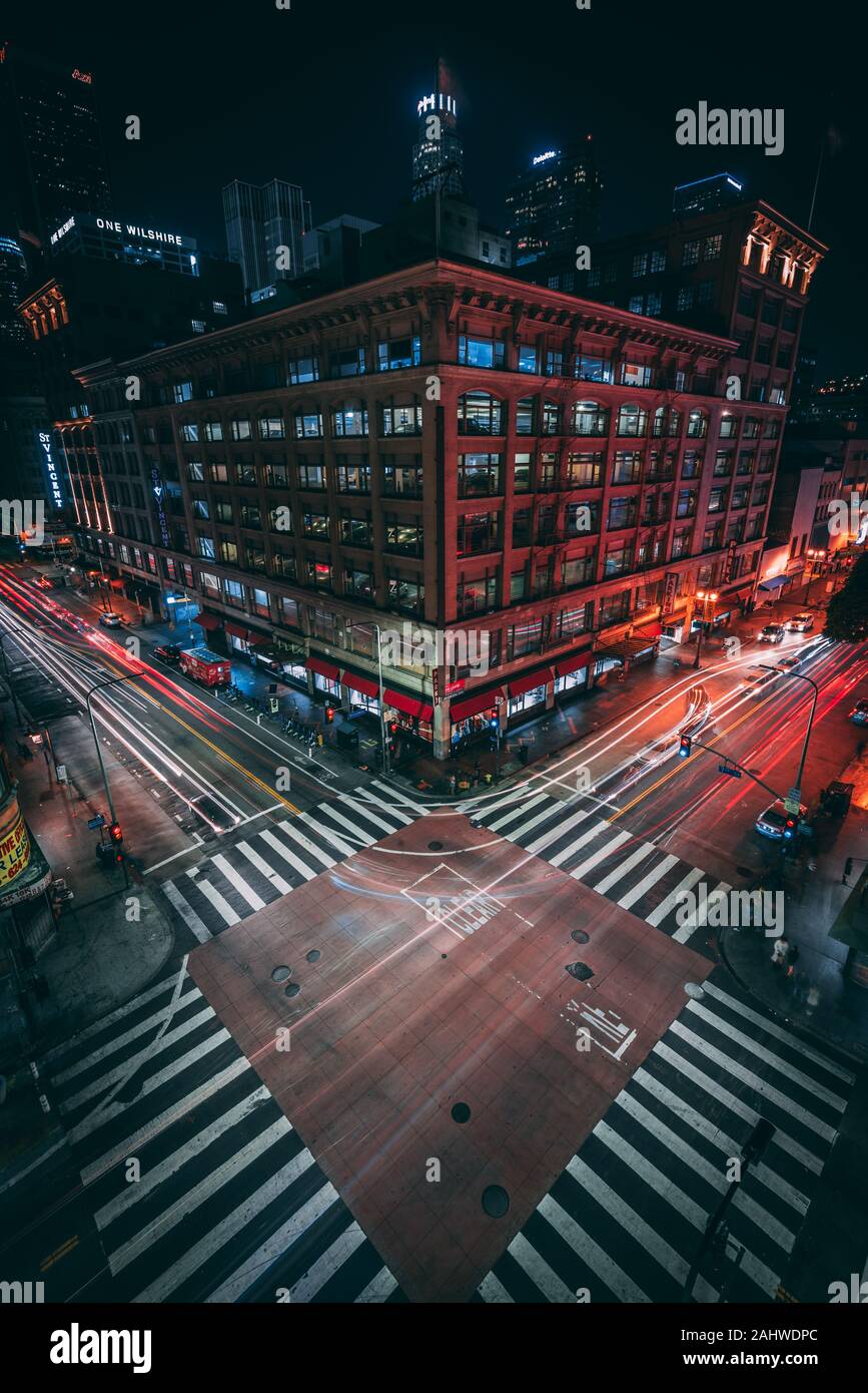 Vue de l'intersection de Broadway et de la 7e rue le soir dans le centre-ville de Los Angeles, Californie Banque D'Images