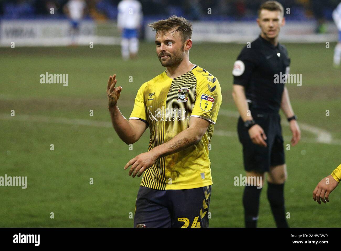 Birkenhead, UK. 06Th Jan, 2020. Matthew Godden de Coventry City met 3 doigts vers le haut comme il célèbre après avoir marqué son 3e but et ses équipes 4e objectif. L'EFL Skybet un match de football, Tranmere Rovers v Coventry à Prenton Park, Birkenhead, Wirral le jour du Nouvel An, mon 1er janvier 2020. Cette image ne peut être utilisé qu'à des fins rédactionnelles. Usage éditorial uniquement, licence requise pour un usage commercial. Aucune utilisation de pari, de jeux ou d'un seul club/ligue/dvd publications.pic par Chris Stading/Andrew Orchard la photographie de sport/Alamy Live News Crédit : Andrew Orchard la photographie de sport/Alamy Live News Banque D'Images