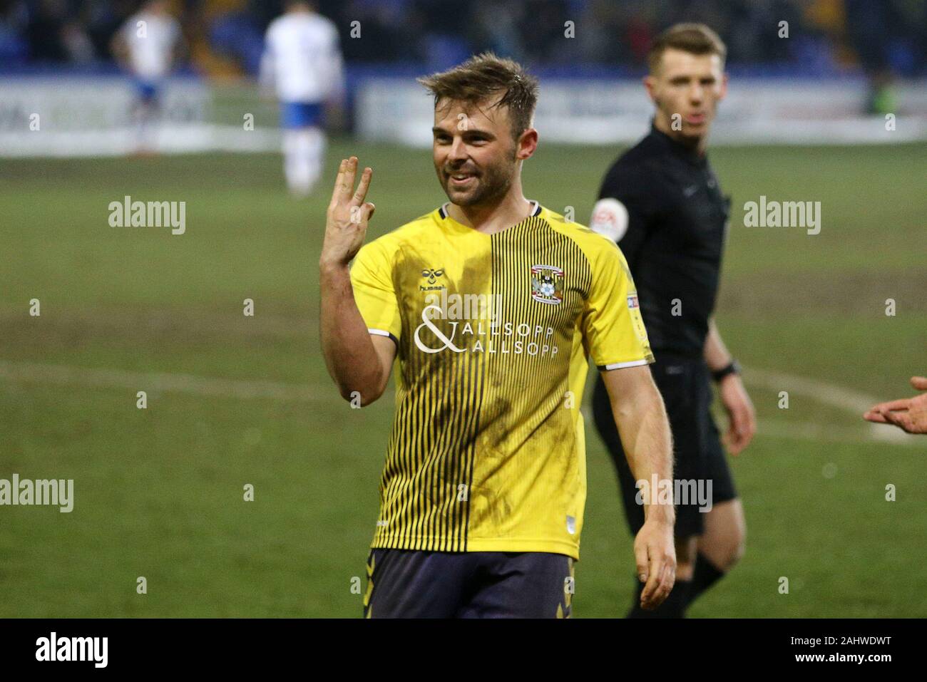 Birkenhead, UK. 06Th Jan, 2020. Matthew Godden de Coventry City met 3 doigts vers le haut comme il célèbre après avoir marqué son 3e but et ses équipes 4e but.EFL Skybet ligue de football un match Tranmere Rovers v Coventry à Prenton Park, Birkenhead, Wirral le jour du Nouvel An, mon 1er janvier 2020. Cette image ne peut être utilisé qu'à des fins rédactionnelles. Usage éditorial uniquement, licence requise pour un usage commercial. Aucune utilisation de pari, de jeux ou d'un seul club/ligue/dvd publications.pic par Chris Stading/Andrew Orchard la photographie de sport/Alamy Live News Crédit : Andrew Orchard la photographie de sport/Alamy Live News Banque D'Images