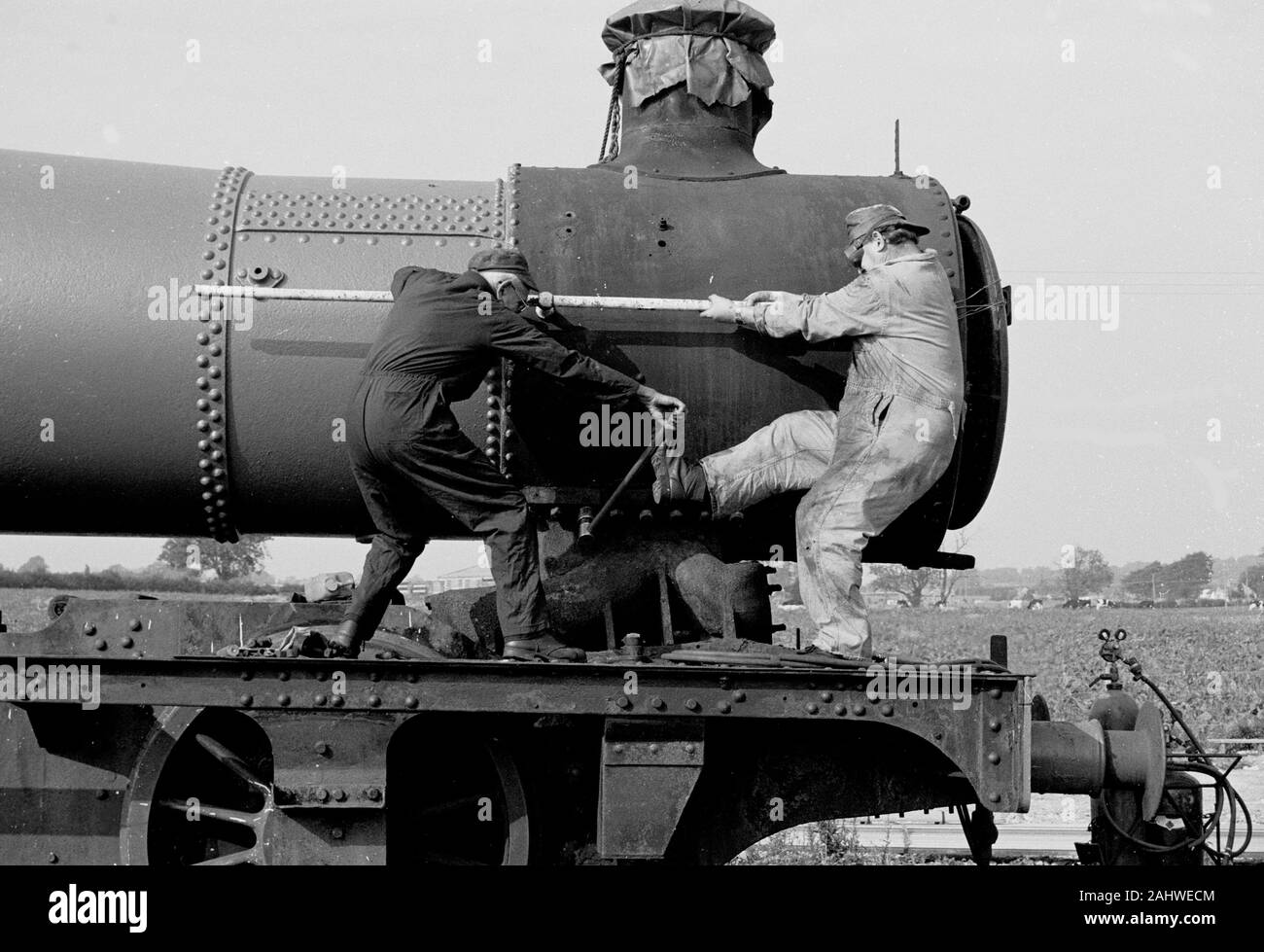 Démantèlement d'une vieille locomotive à vapeur est un travail avec des clés à manche long.à l'Est de fer, Somerset Somerset, Cranmore Banque D'Images