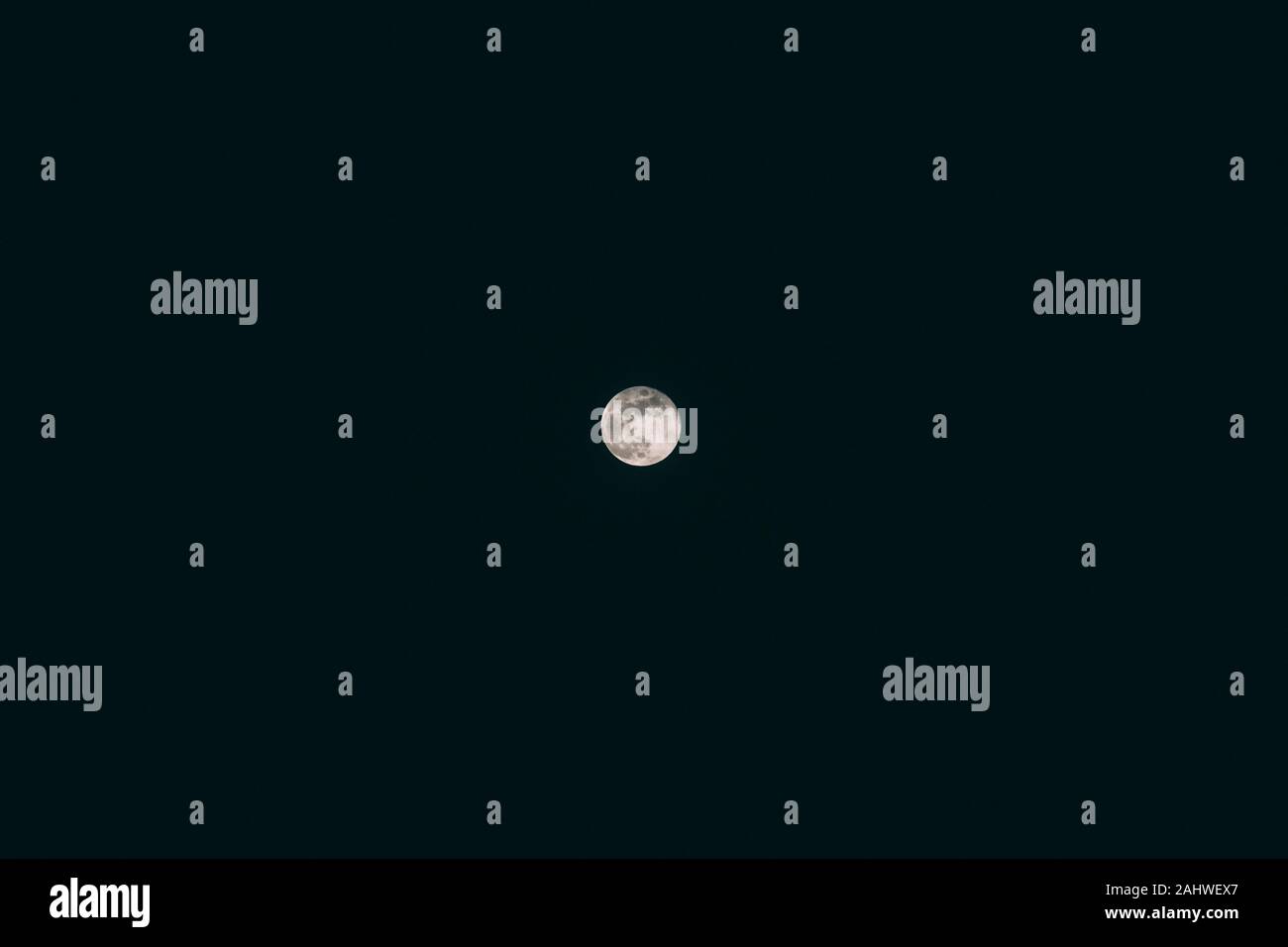 Pleine lune dans le ciel nocturne Banque D'Images