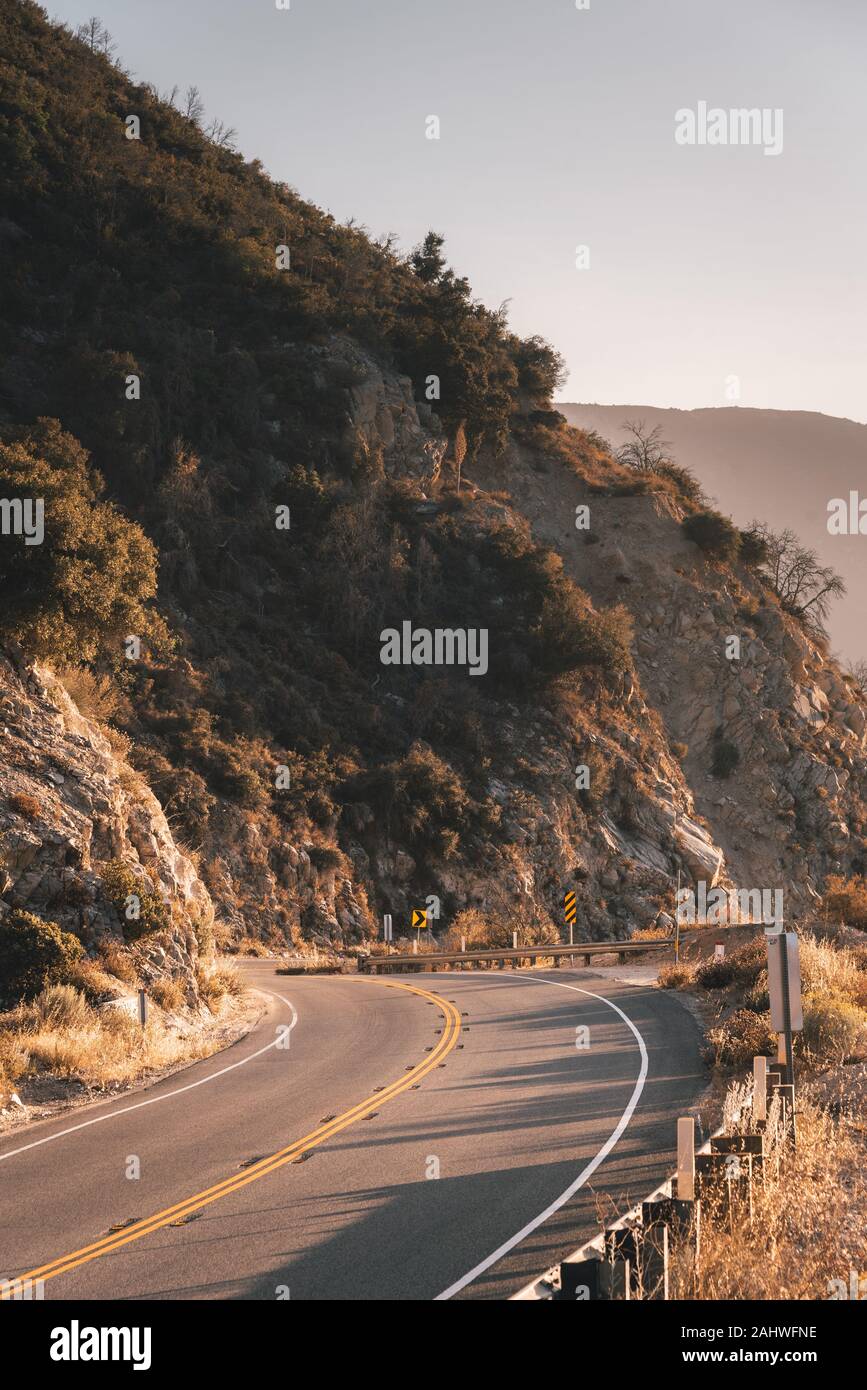 Une route de Angeles National Forest, Californie Banque D'Images