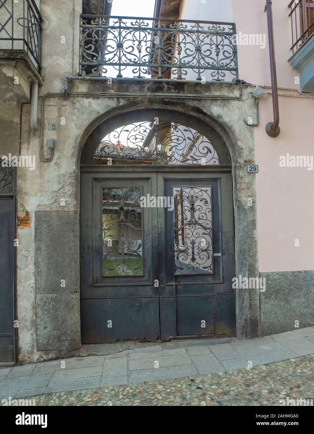 L'ancienne porte en bois de couleur avec des décorations en fer forgé, a besoin d'entretien Banque D'Images
