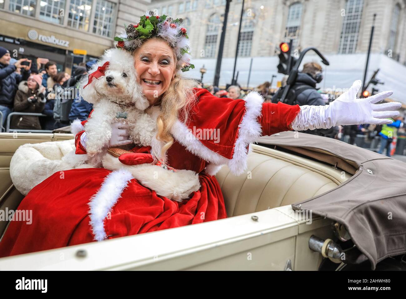 Le centre de Londres, le 1er janvier 2020. Miss Noël, Donna Maria, un participant de longue date, dans sa belle voiture à toit ouvert blanc. Anneaux de Londres en 2020 avec le rapport annuel 'London's New Year's Day Parade", plus connu par les Londoniens affectueusement comme LNYDP, et ses performances spectaculaires le long d'une route à travers le centre de Londres. Credit : Imageplotter/Alamy Live News Banque D'Images