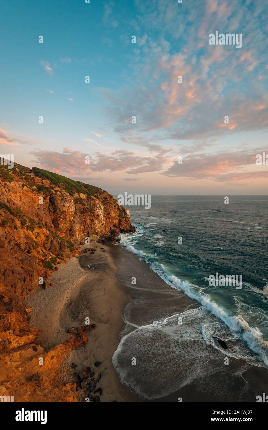 Point Dume State Beach au coucher du soleil, dans la région de Malibu, Californie Banque D'Images
