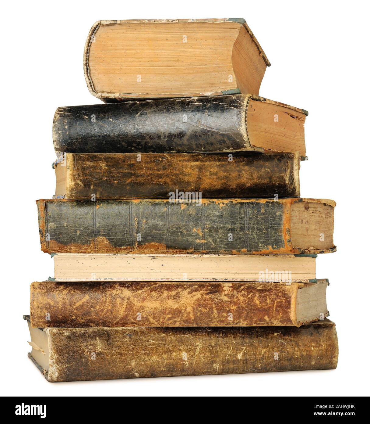 Vieux livres isolés. Cuir Vintage Books dans une pile isolated on white with clipping path Banque D'Images