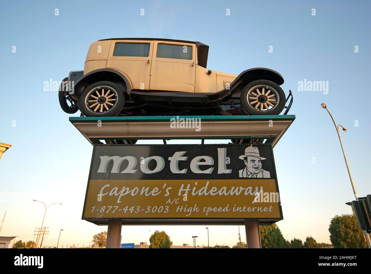 Signer et de voitures anciennes (années 1920) pour annoncer Capone's Hideaway Motel à Moose Jaw, Saskatchewan, Canada Banque D'Images