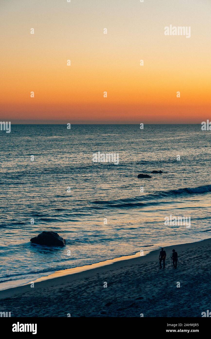 Coucher de soleil sur le pacifique à El Pescador State Beach, Malibu, Californie Banque D'Images
